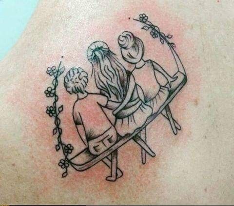 gia đình ba người yêu thương nhau Hình xăm ba người trên xích đu, phong cách blackwork, vị trí vai, chi tiết rõ nét, ảnh độ phân giải HD.