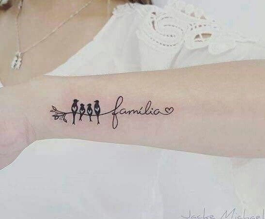 gia đình đàn chim nhỏ đang quây quần bên nhau Hình xăm chữ "familia" và chim mini trên cánh tay, phong cách blackwork, ảnh HD rõ nét.