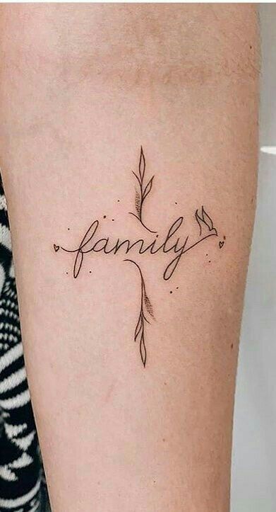 gia đình là cội nguồn Hình xăm chữ "family" phong cách blackwork trên tay, thiết kế tinh tế, độ phân giải HD.