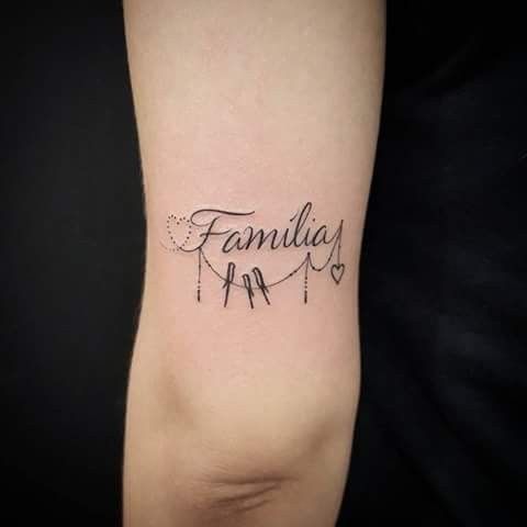 gia đình là nơi để về Hình xăm chữ "Familia" trên tay, phong cách tối giản, chi tiết rõ nét, độ phân giải HD.