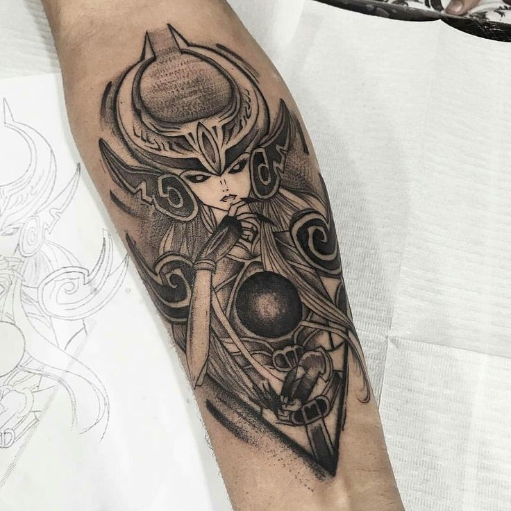 Hình xăm nhân vật phong cách blackwork trên tay, chi tiết cao, độ phân giải HD.