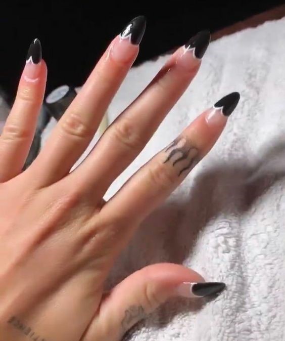 gợi ý mẫu xăm lửa trên ngón tay Hình xăm mini dạng sóng trên ngón tay, phong cách blackwork, độ phân giải HD.