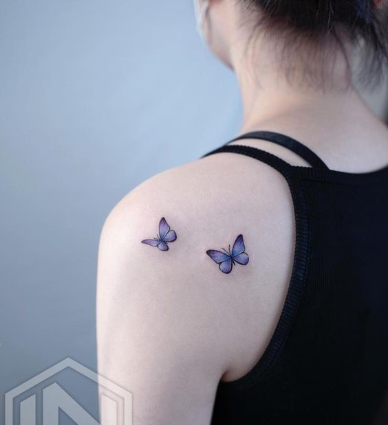Hình xăm bướm mini trên vai, phong cách màu sắc, chi tiết tinh tế, độ phân giải HD.