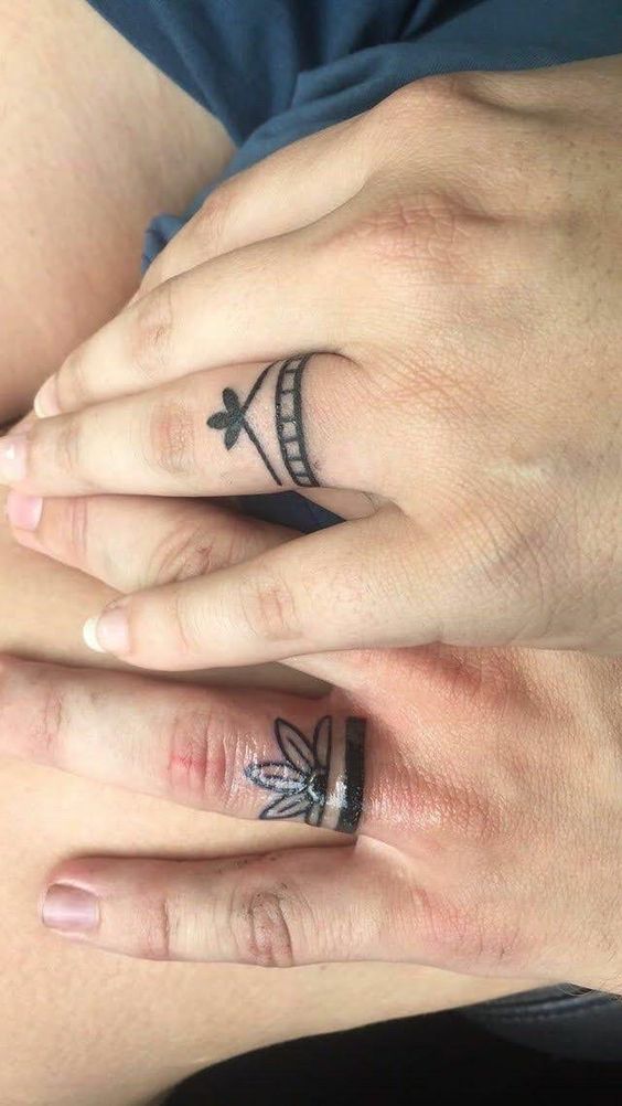 Hình xăm mini trên ngón tay, phong cách blackwork, chi tiết đơn giản, độ phân giải HD.