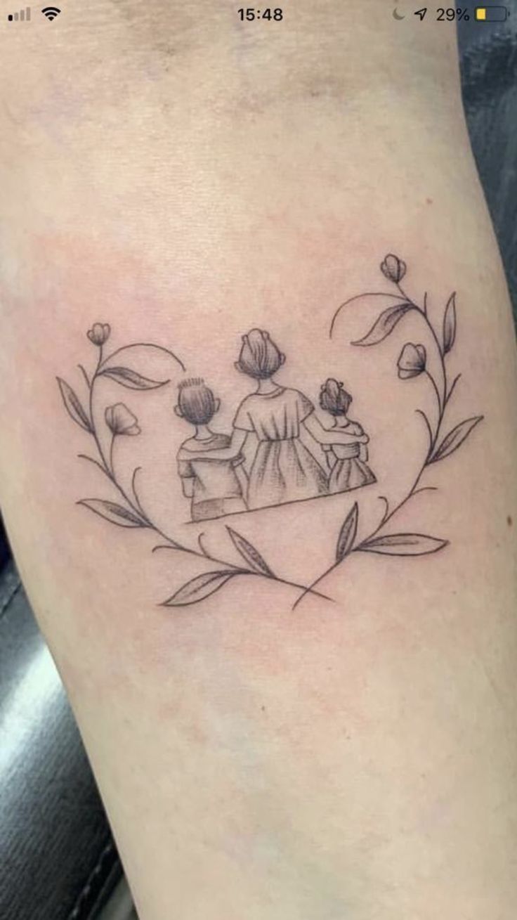 Hình ảnh ba mẹ con trên cánh tay - Mẫu 1 Hình xăm gia đình phong cách blackwork trên cánh tay, chi tiết nhẹ nhàng, ảnh HD.