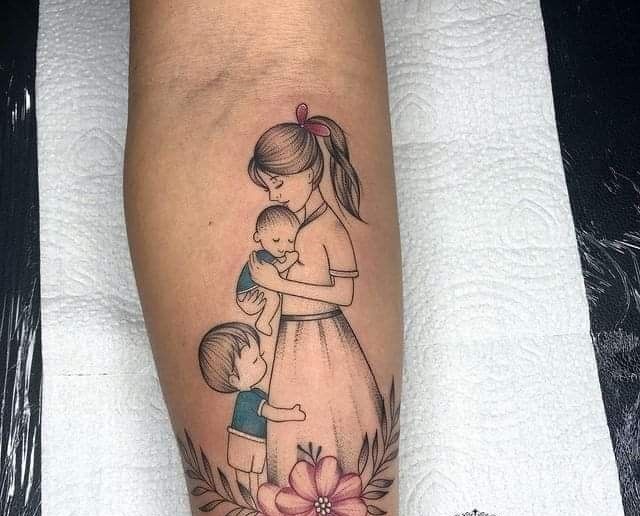 Hình ảnh ba mẹ con trên cánh tay - Mẫu 3 Hình xăm gia đình trên cánh tay, phong cách đen trắng với chi tiết hoa, độ phân giải HD.