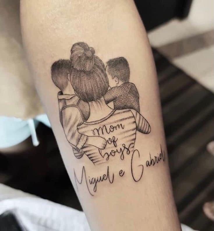 Hình ảnh ba mẹ con trên cánh tay - Mẫu 4 Hình xăm gia đình trên tay, phong cách blackwork chi tiết, chữ viết tay, độ phân giải HD.