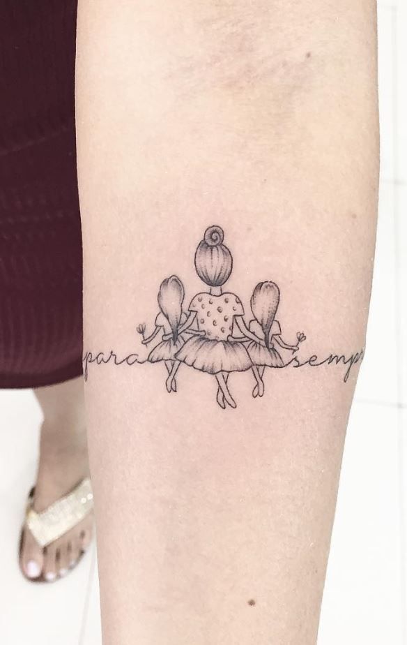 Hình ảnh ba mẹ con trên cánh tay - Mẫu 7 Hình xăm ba vũ công trên tay, phong cách blackwork chi tiết, độ phân giải HD.