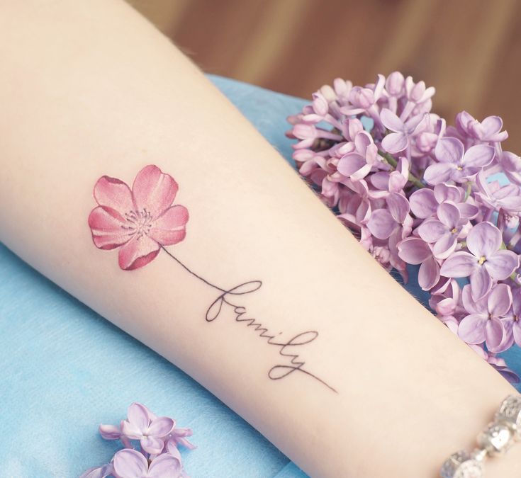 Hình ảnh bông hoa và chữ gia đình nhỏ Hình xăm hoa mini trên cánh tay, phong cách màu nước, chữ "family", ảnh chi tiết HD.