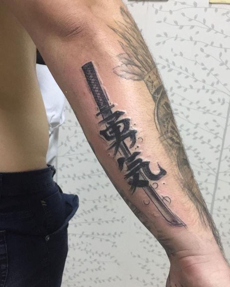 Hình xăm thanh kiếm và chữ Nhật trên cánh tay, phong cách blackwork, chi tiết rõ nét, độ phân giải HD.