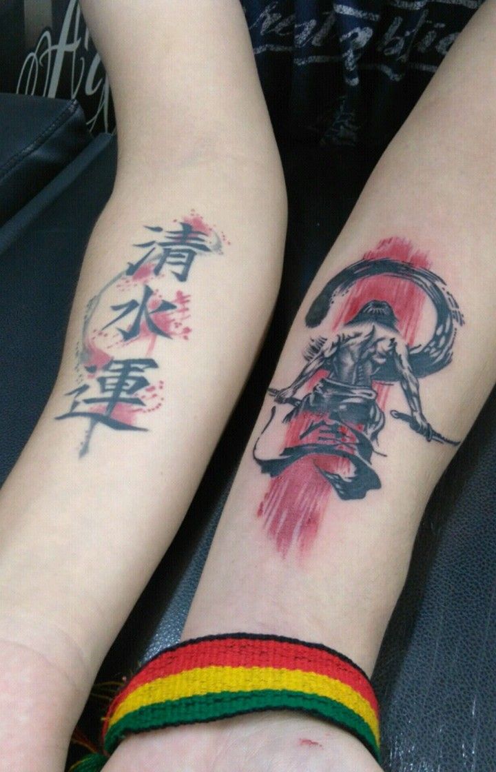 Hình xăm samurai phong cách mực nước trên tay, chi tiết sắc nét, độ phân giải HD.