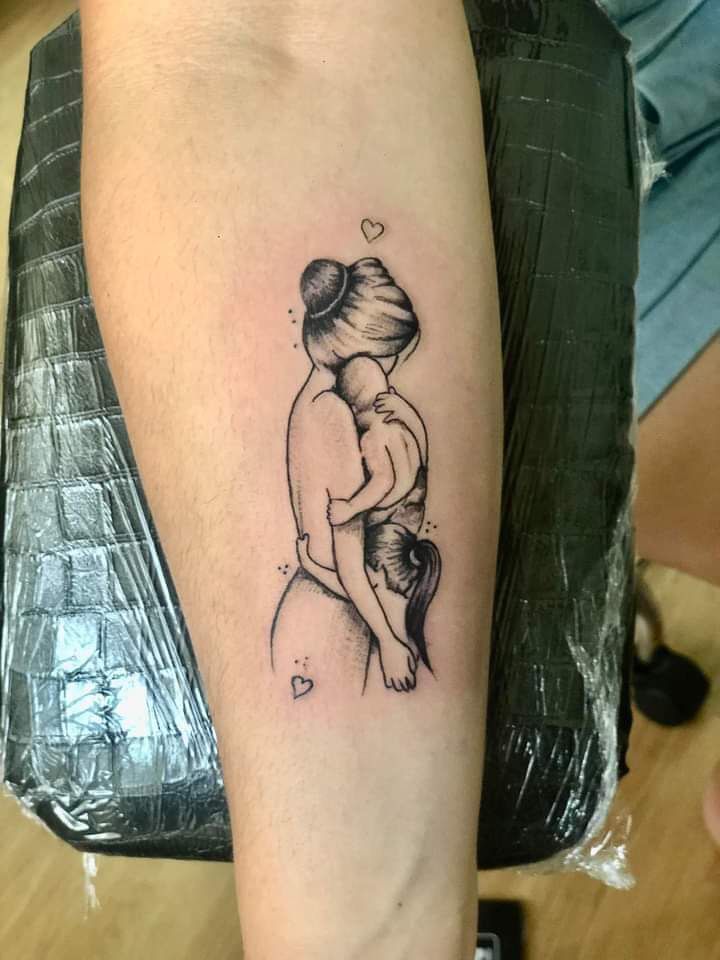 hình ảnh mẹ ôm hai đứa con nhỏ Hình xăm mẹ con trên tay, phong cách blackwork chi tiết, độ phân giải HD.