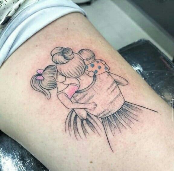 hình ảnh người mẹ bế hai đứa con mình Hình xăm gia đình trên bắp tay, phong cách blackwork, chi tiết rõ nét, độ phân giải HD.