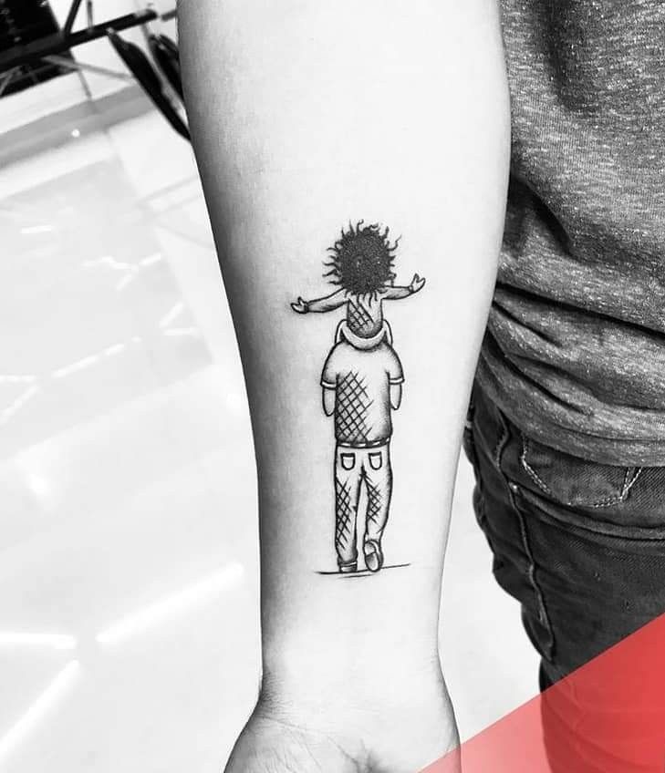 hình tattoo cha cõng con gái trên vai Hình xăm cha con trên tay, phong cách blackwork đơn giản, chi tiết rõ nét, ảnh HD.