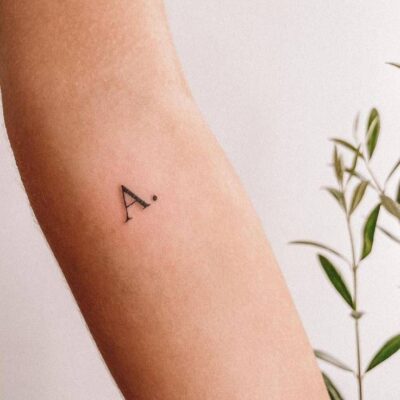 Tattoo chữ cái viết tắt trên cẳng tay Hình xăm chữ cái mini trên cánh tay, phong cách tối giản, độ chi tiết cao, ảnh HD.
