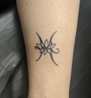Hình xăm hoa phong cách blackwork trên bắp tay, chi tiết tinh tế, ảnh HD.
