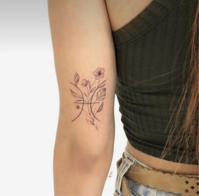 Hình xăm hoa phong cách blackwork trên cánh tay, chi tiết sắc nét, ảnh HD.
