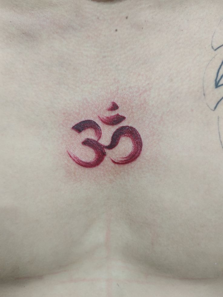 hình tattoo chữ phạn cực chất giữa ngực Hình xăm ký hiệu Om trên ngực, phong cách blackwork, chi tiết sắc nét, độ phân giải HD.
