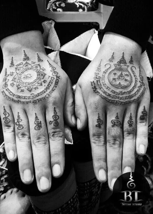 Hình xăm chữ nghệ thuật trên mu bàn tay, phong cách blackwork chi tiết, ảnh đen trắng độ phân giải HD.