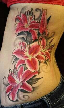Hình tattoo hoa ly ở eo độc đáo cho bạn trẻ năng động Hình xăm hoa ly đỏ bên hông, phong cách màu nước, chi tiết sắc nét, ảnh HD.