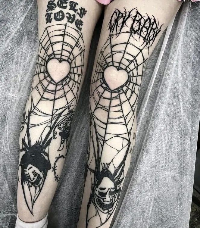 Hình xăm mạng nhện và mặt nạ phong cách blackwork trên chân, chi tiết cao, ảnh HD.