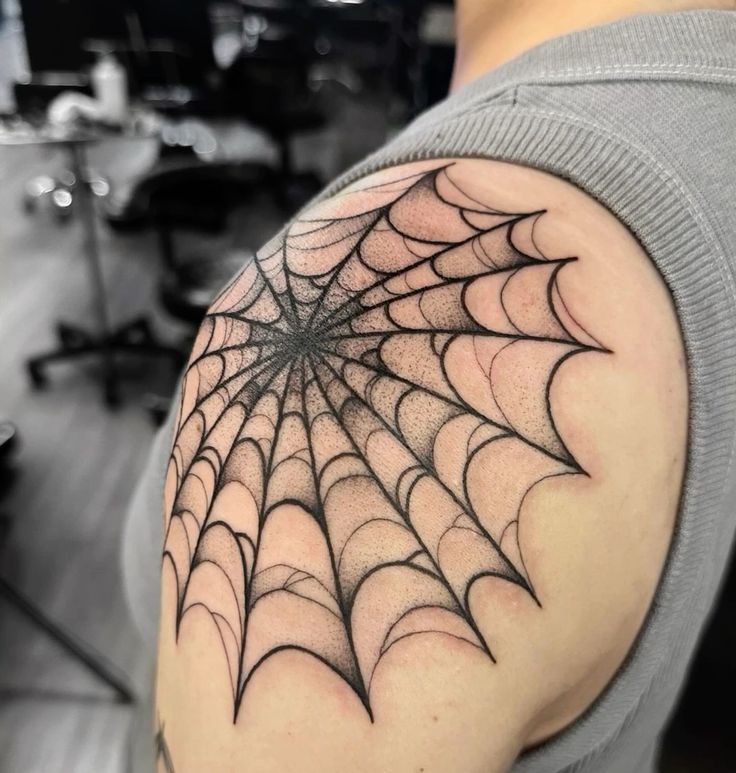 Hình xăm mạng nhện trên vai, phong cách blackwork, độ chi tiết cao, ảnh HD.
