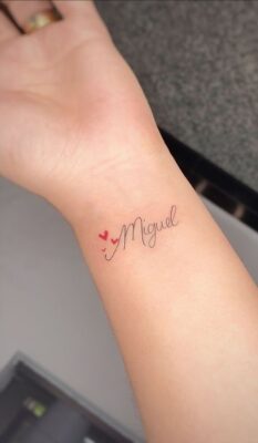 tattoo tên nhỏ nhắn và tinh tế trên cổ tay Hình xăm chữ và trái tim trên cổ tay, phong cách tối giản, hình ảnh HD.