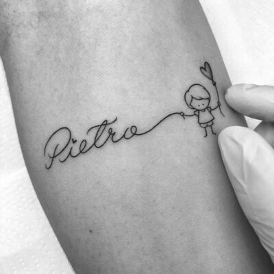 tattoo tên biểu lộ cảm xúc sâu sắc Hình xăm mini chữ và hình người cầm trái tim trên cánh tay, phong cách blackwork, ảnh HD.
