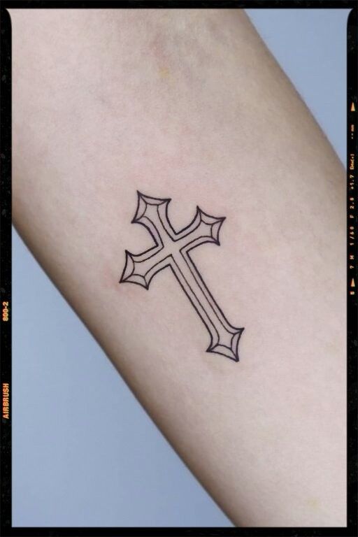 Hình xăm thánh giá trên cánh tay, phong cách blackwork, chi tiết rõ nét, độ phân giải HD.