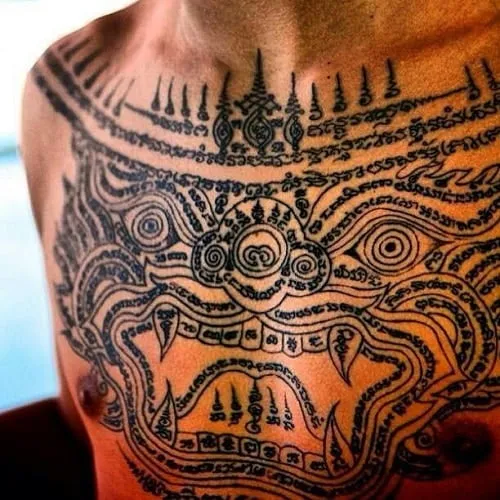 Hình xăm cổ điển trên ngực, phong cách blackwork chi tiết, độ phân giải HD.