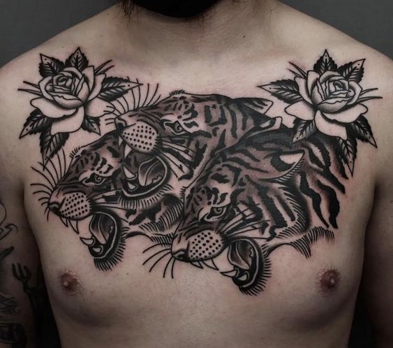 Hình xăm báo hoa mai và hoa hồng trên ngực, phong cách blackwork chi tiết, ảnh HD.