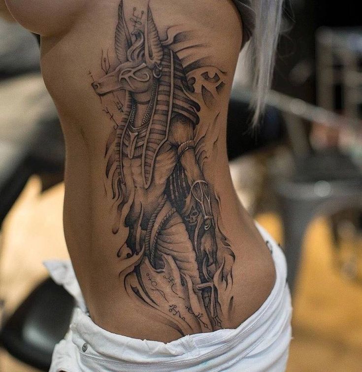 Hình xăm Anubis phong cách blackwork chi tiết trên lưng, độ phân giải HD.