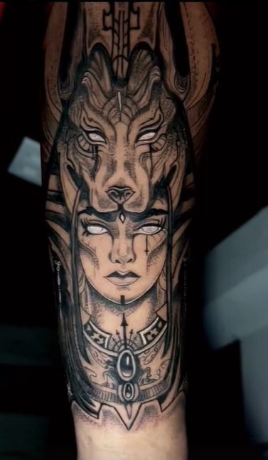Hình xăm thần thoại trên cánh tay, phong cách blackwork chi tiết, độ phân giải HD.