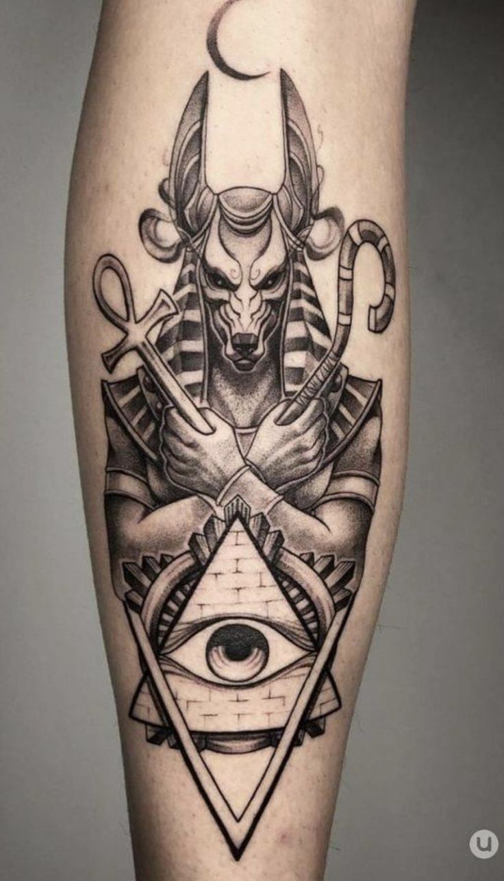 Hình xăm Anubis blackwork trên bắp tay, chi tiết cao, phong cách cổ điển, độ phân giải HD.