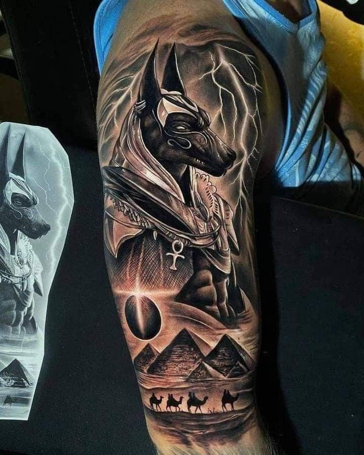 Hình xăm Anubis trên tay, phong cách blackwork, chi tiết cao, độ phân giải HD.