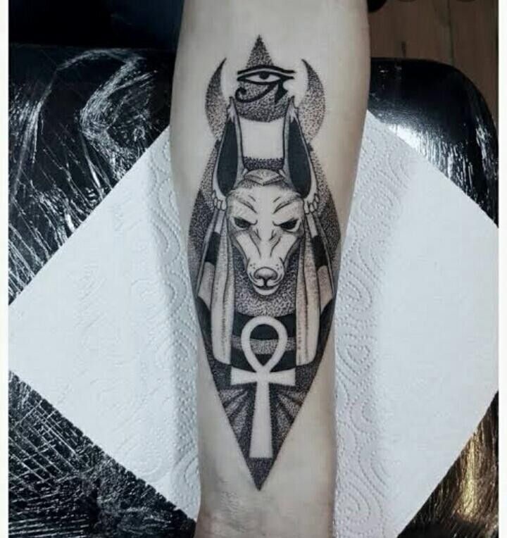 Hình xăm Anubis trên tay, phong cách blackwork chi tiết, độ phân giải HD.