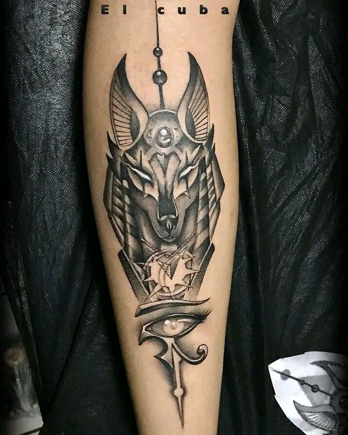 Hình xăm Anubis trên tay, phong cách blackwork chi tiết, độ phân giải HD.