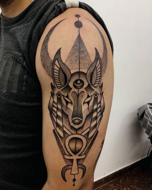 Hình xăm đầu sói phong cách blackwork trên bắp tay, chi tiết rõ nét, ảnh HD.