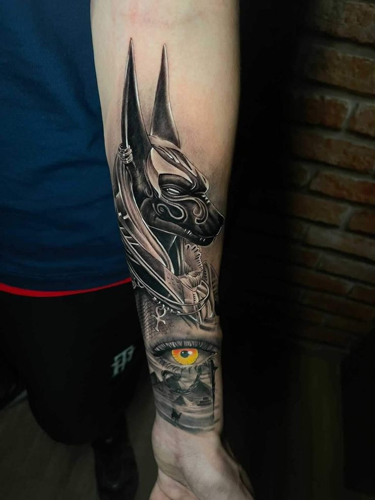 Hình xăm Anubis chi tiết trên cánh tay, phong cách blackwork, ảnh độ phân giải HD.
