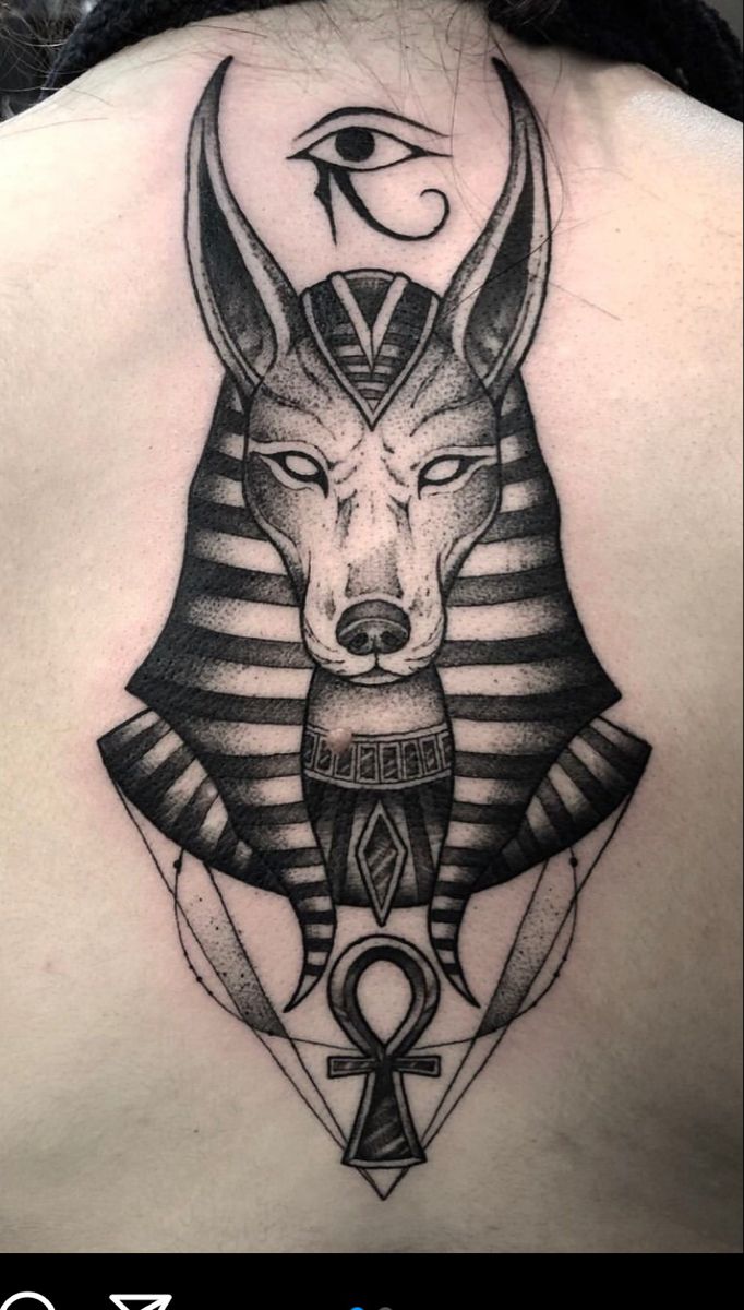 Hình xăm Anubis lưng, phong cách blackwork chi tiết, hình ảnh HD.