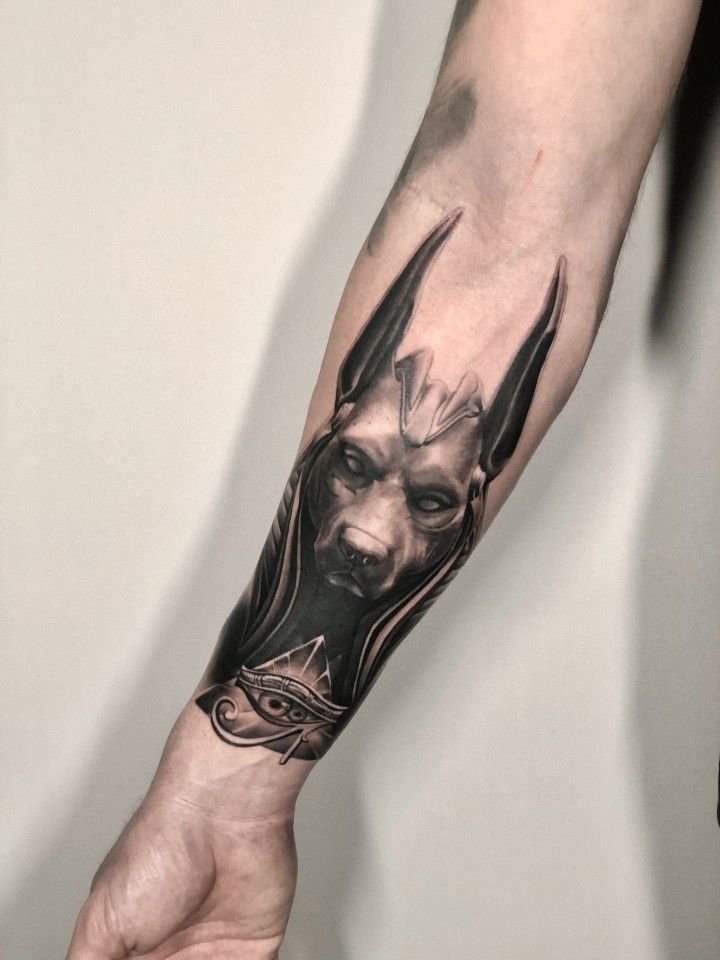 Hình xăm Anubis ở cánh tay, phong cách blackwork chi tiết, ảnh HD 1080x1920.