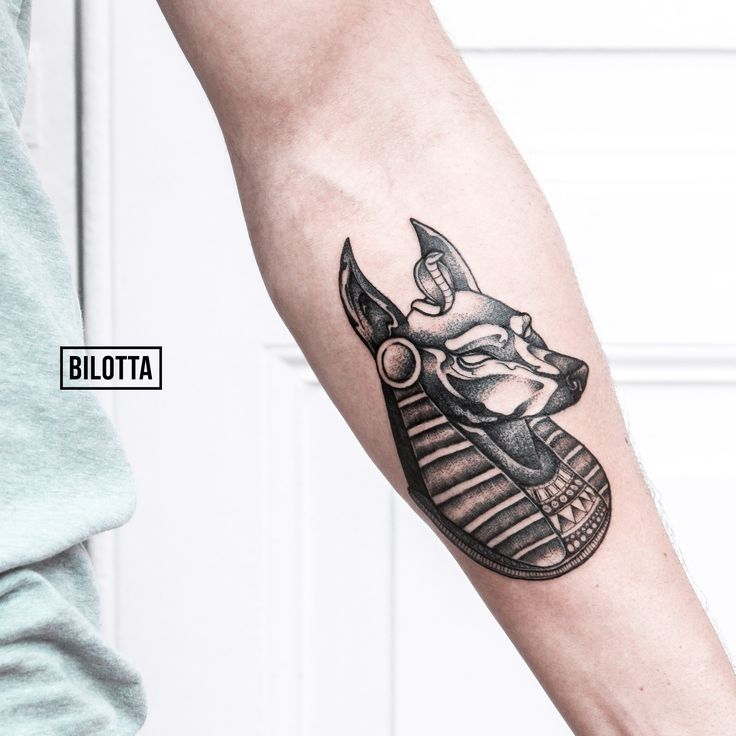 Hình xăm Anubis blackwork trên cẳng tay, chi tiết rõ nét, độ phân giải HD.