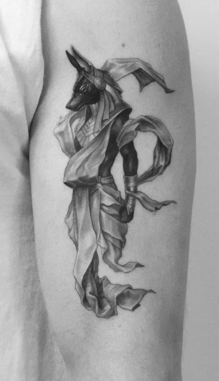 Hình xăm thần Ai Cập trên tay, phong cách blackwork chi tiết, độ phân giải HD.