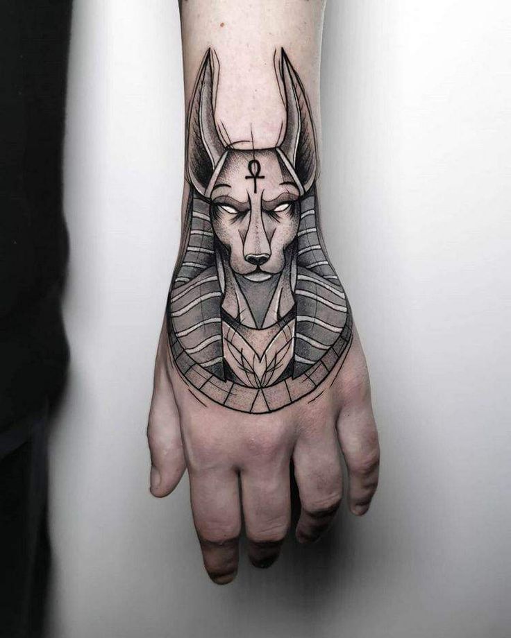 Hình xăm Anubis trên mu bàn tay, phong cách blackwork, chi tiết, ảnh HD.