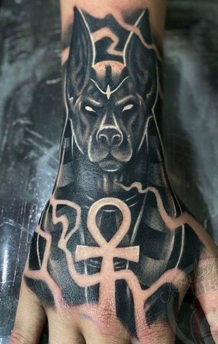 Hình xăm Anubis trên mu bàn tay, phong cách blackwork chi tiết, độ phân giải HD.