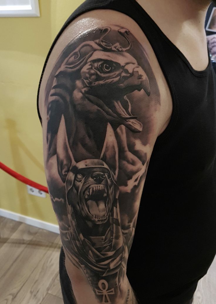 Hình xăm chó sói và rồng trên tay, phong cách blackwork chi tiết, độ phân giải HD.