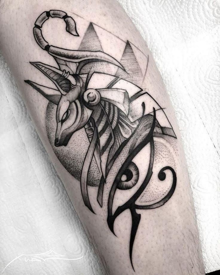 Hình xăm Ai Cập trên bắp tay, phong cách blackwork chi tiết, độ phân giải HD.