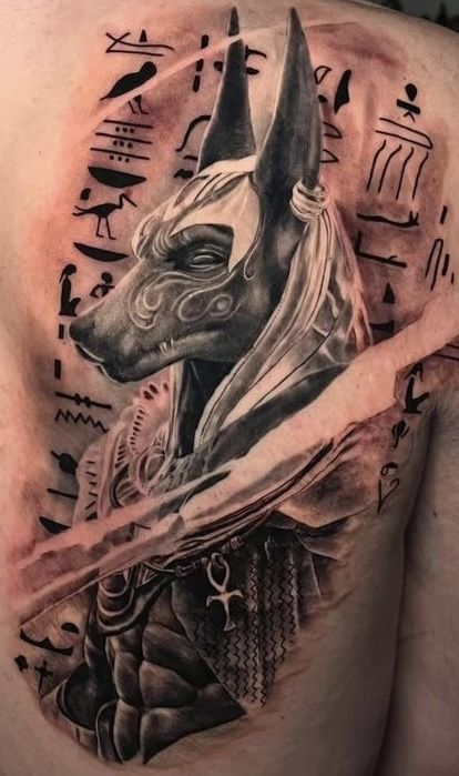 Hình xăm thần Anubis trên vai, phong cách blackwork chi tiết, độ phân giải HD.