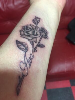 Hình xăm hoa hồng ở cánh tay, phong cách blackwork, chi tiết rõ nét, ảnh HD.