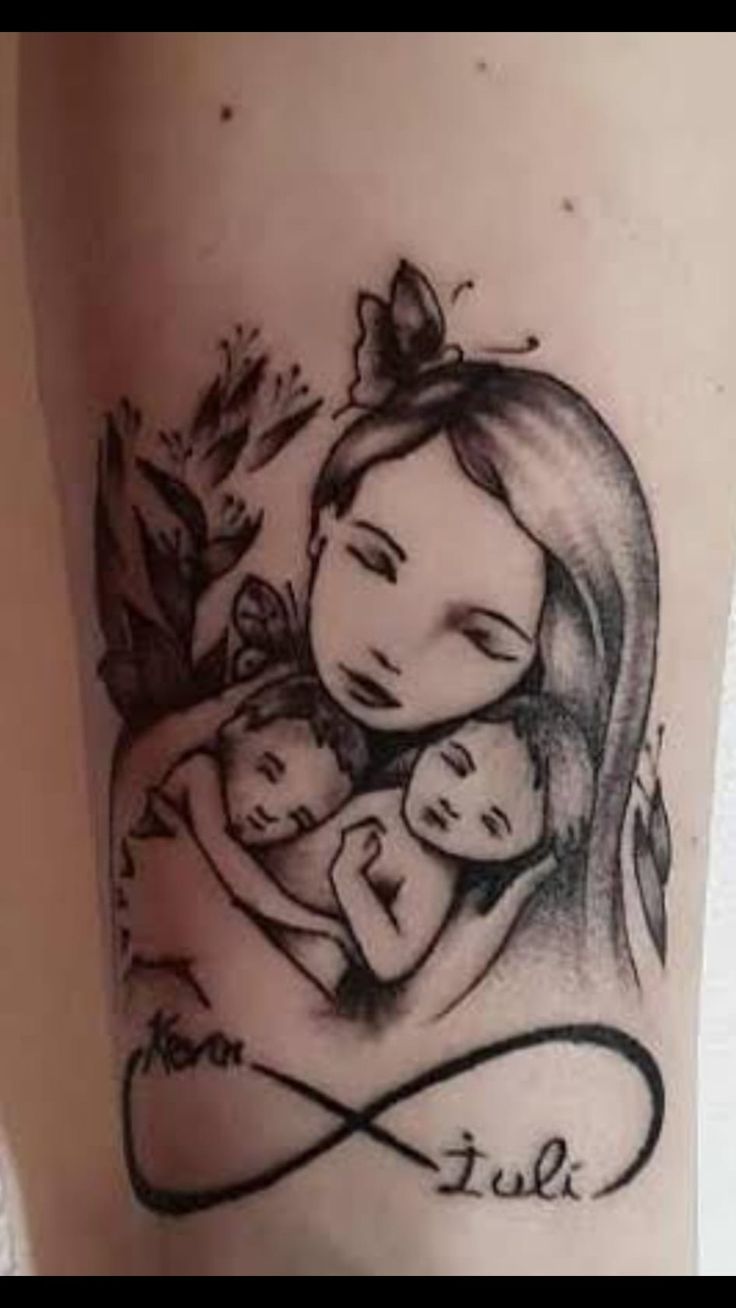 hình xăm ba mẹ con tình cảm Hình xăm mẹ ôm con, phong cách blackwork, vị trí tay, chi tiết tinh tế, độ phân giải HD.